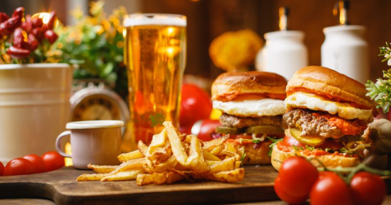 Ăn nhiều đồ chiên rán không tốt cho hệ tiêu hóa (Ảnh: Sưu tầm Internet)