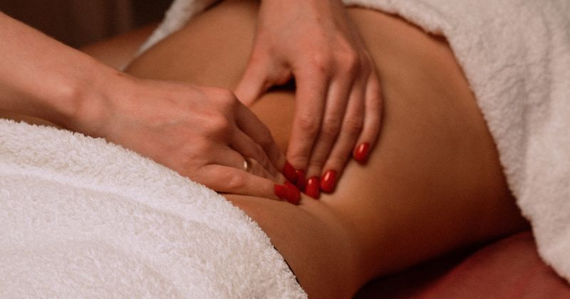 Massage bụng giúp mẹ bị táo bón dễ đi ngoài hơn (Ảnh: Sưu tầm Internet)