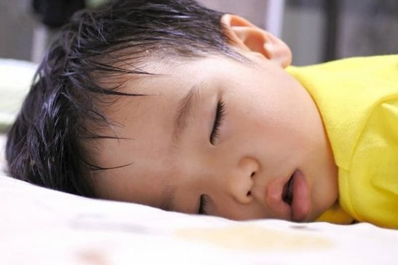 Tạo thói quen ngủ khoa học cho bé. (Ảnh: sưu tầm internet)