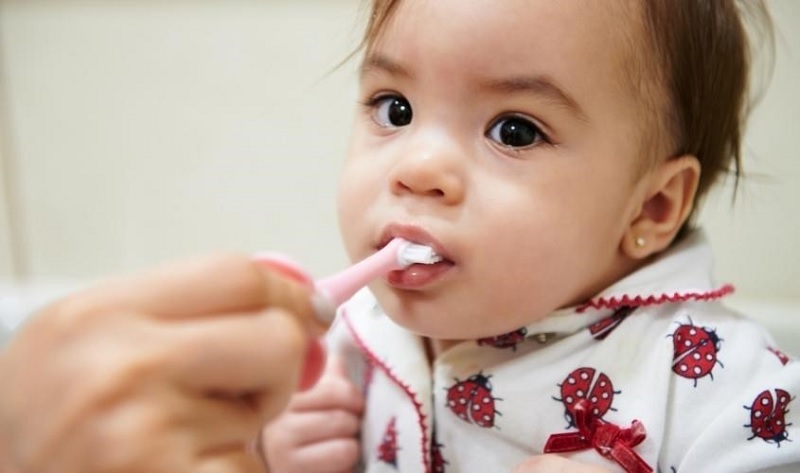 Sử dụng bàn chải đánh răng chuyên dụng dành cho trẻ nhỏ (Ảnh: Sưu tầm internet)
