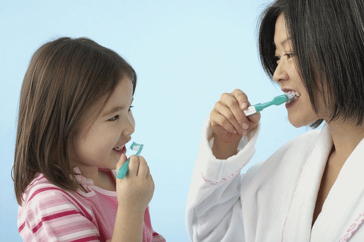 Nên tạo thói quen tập đánh răng cho bé ngay từ 1 tuổi (Ảnh: Sưu tầm internet)