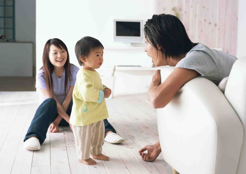 Hãy thường xuyên nhìn thẳng vào bé và nói chuyện cùng bé. (Ảnh: Shutterstock.com)