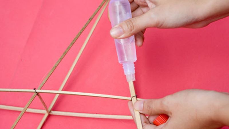 Bôi hồ lên 2 mặt của ngôi sao. (Ảnh: Internet)