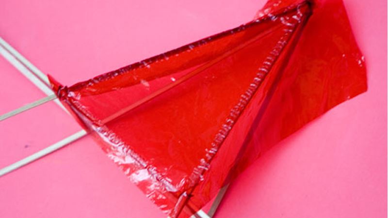 Dán giấy kiếng lên khung đèn. (Ảnh: Internet)