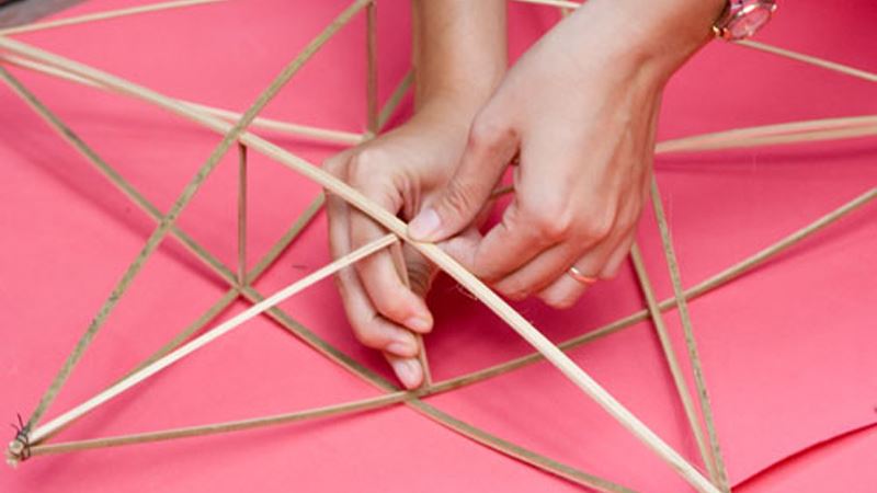 Dùng các đoạn tre ngắn chống vào các điểm giao nhau. (Ảnh: Internet)