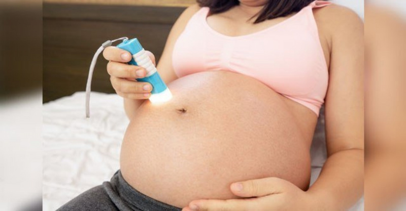 Cách thực hiện thai giáo ánh sáng bằng đèn flash. (Ảnh: Sưu tầm Internet)