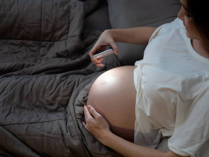 Thai giáo ánh sáng bằng đèn flash vào buổi sáng là tốt nhất. (Ảnh: Sưu tầm Internet)