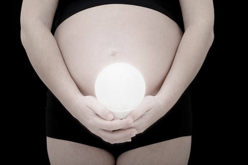 Nên kết hợp thai giáo ánh sáng với thai giáo khác để con phát triển toàn diện. (Ảnh: Sưu tầm Internet)