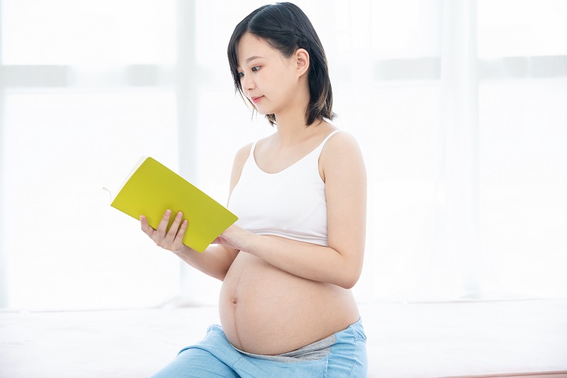 Mẹ cần lưu ý khi đọc sách thai giáo cho thai nhi. (Ảnh: Lovepik.com)