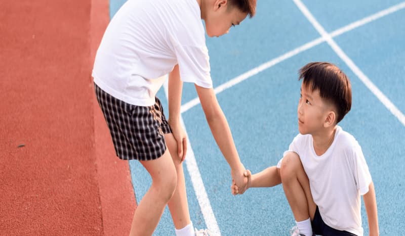 Thái độ quan tâm ở trẻ mầm non (Ảnh: Sưu tầm internet)