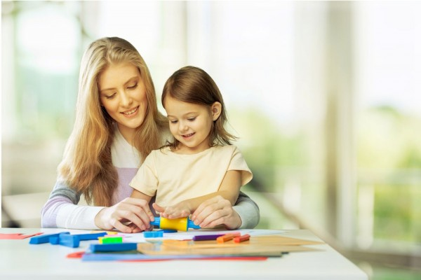 Trẻ nhỏ cải thiện kỹ năng nghe của bản thân. ( Ảnh nguồn: VAS Edu)