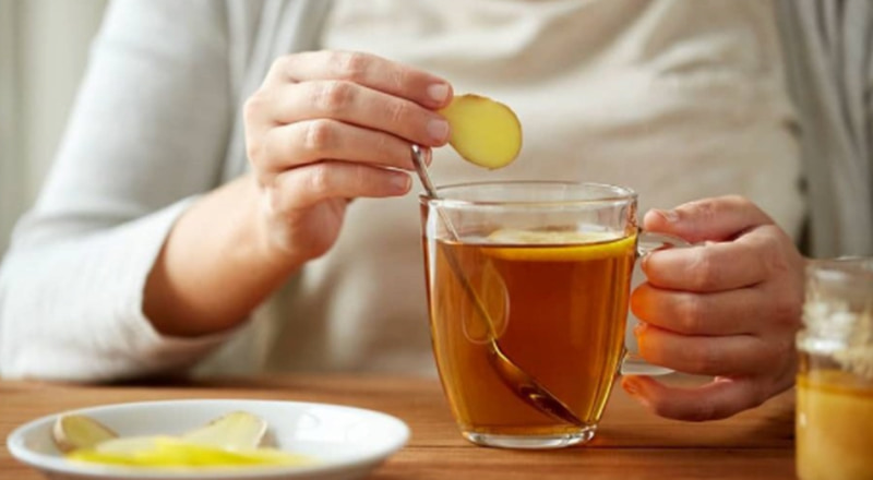 Mẹ bầu ngửi hoặc uống trà gừng để giảm nghén hiệu quả. (Ảnh: Internet)