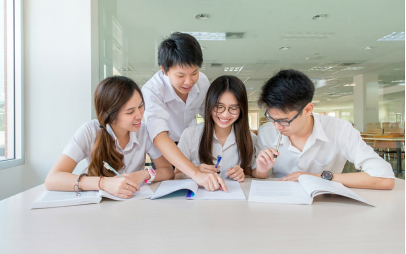 làm bài tập về thì hiện tại đơn và quá khứ đơn. (Ảnh: Shutterstock.com)