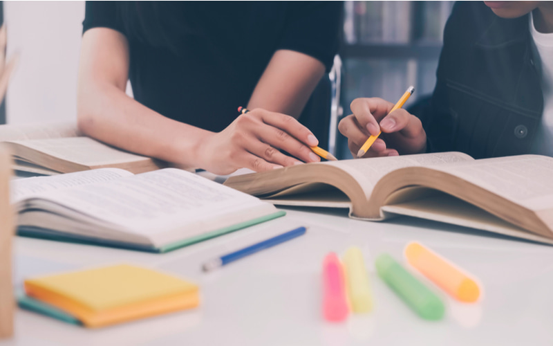 Vận dụng làm bài tập về thì tương lai tiếp diễn. (Ảnh: Shutterstock.com)