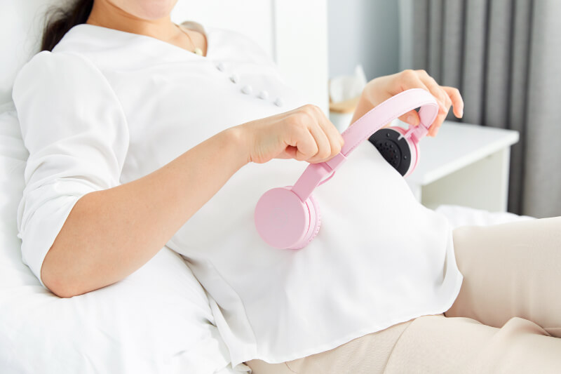 Thai gi&aacute;o &acirc;m nhạc tiếng Anh cũng gi&uacute;p trẻ l&agrave;m quen sớm với ng&ocirc;n ngữ. (Ảnh: Sưu tầm Internet)