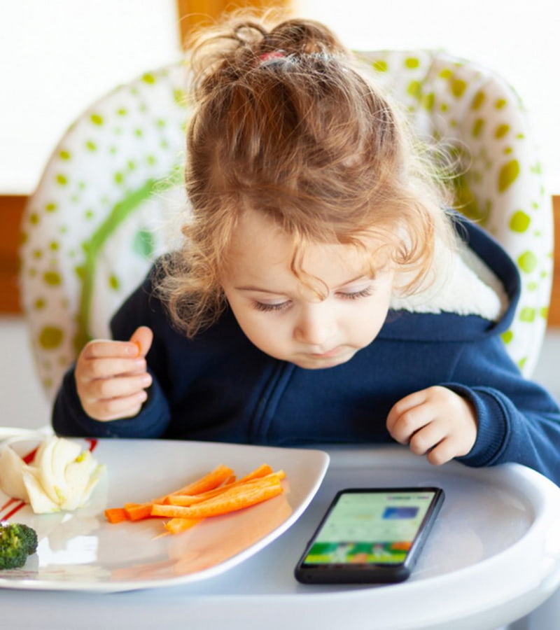 Thay vì thường xuyên sử dụng điện thoại hoặc xem tivi, cha mẹ nên dành thời gian cùng con thực hiện các hoạt động ý nghĩa hơn. (Ảnh: Sưu tầm Internet)