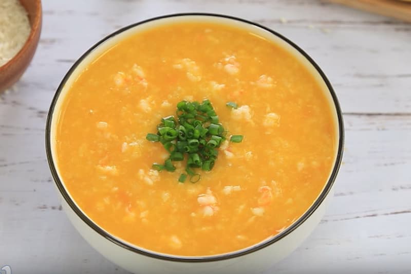 Cháo bí đỏ cá hồi.(Ảnh: sưu tầm internet)