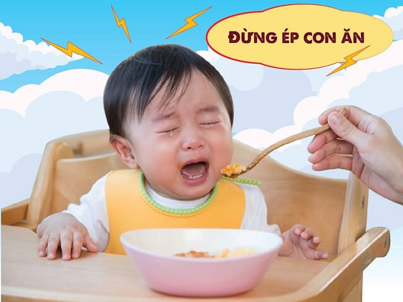 Trong quá trình tập ăn dặm kiểu nhật cho bé 6 tháng, mẹ không nên ép con ăn nếu trẻ không hợp tác. (Ảnh: Sưu tầm Internet)