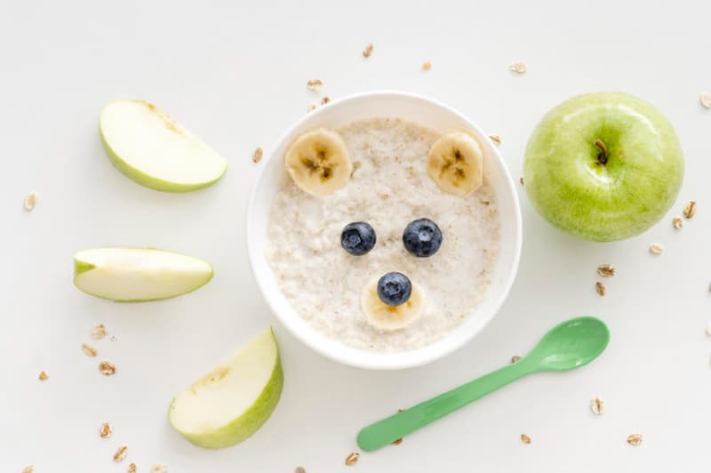 Táo hấp - món ăn dặm đơn giản dễ làm. (Ảnh: sưu tầm internet)