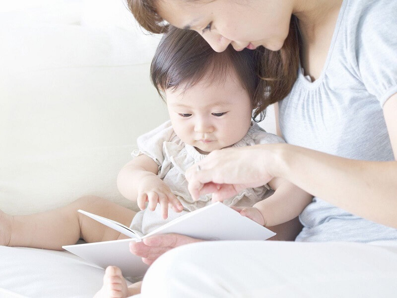 Trẻ 10 tháng tuổi muốn khám phá thế giới xung quanh (Ảnh: Sưu tầm Internet)