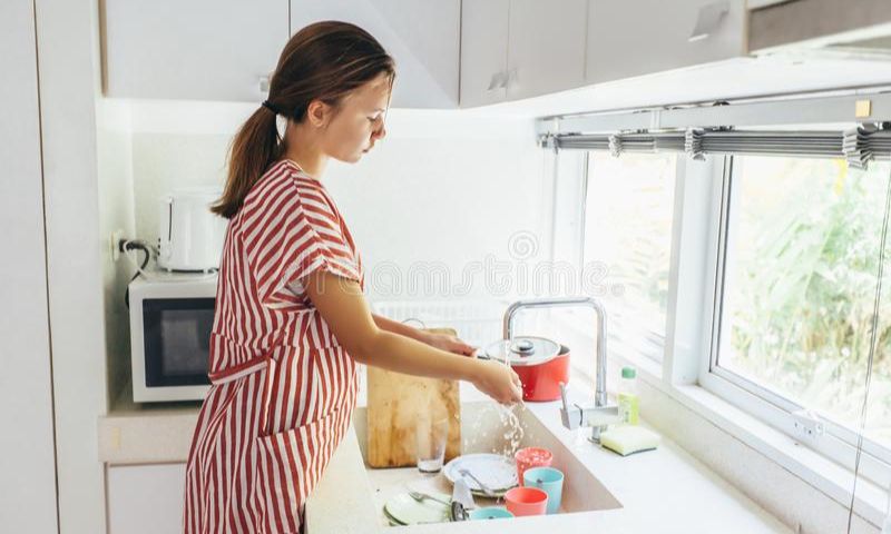 Làm việc nhà cũng giúp mẹ giảm được cân đấy. (Ảnh: Nguồn Internet)