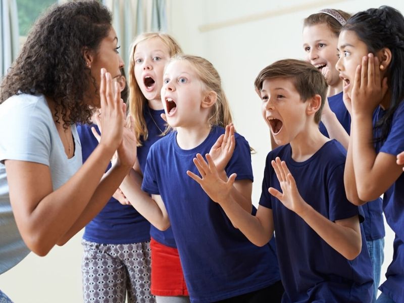 Giúp trẻ 3 tuổi làm quen tiếng Anh với phương pháp TPR. (Ảnh: Sưu tầm Internet)