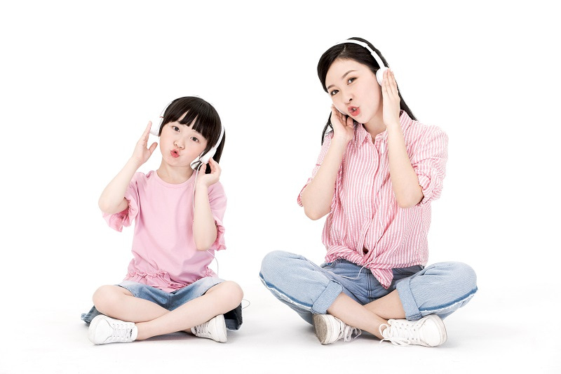 Học tiếng Anh qua bài hát cũng rất thú vị. (Ảnh: Lovepik.com)