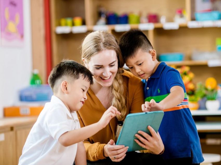 Ba mẹ nên rèn thói quen thích đọc tiếng Anh cho trẻ ở nhà. (Ảnh: Sưu tầm Internet)