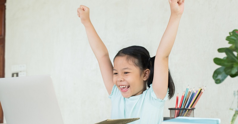 Con cần có môi trường để rèn luyện tiếng Anh. (Ảnh: Shutterstock.com)