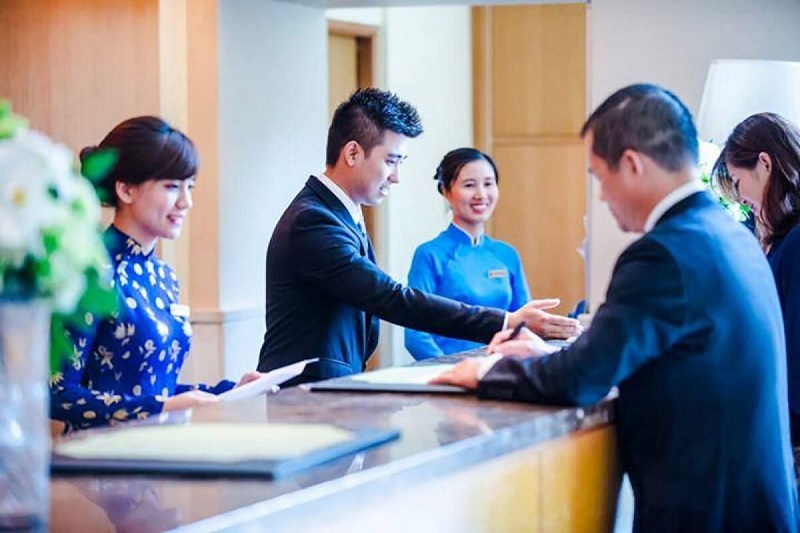 Học chuyên ngành khách sạn cần nắm rõ những mẫu câu giao tiếp tiếng Anh với khách hàng. (Ảnh: Sưu tầm internet)