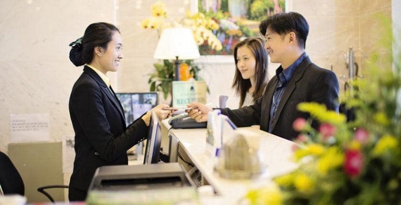 Tự tin giao tiếp với khách hàng khi nắm rõ từ vựng tiếng Anh chuyên ngành khách sạn. (Ảnh: Sưu tầm internet)