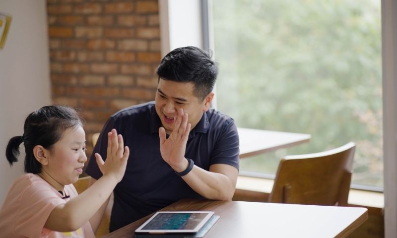 Sự đồng hành của ba mẹ rất quan trọng với trẻ. (Ảnh: Học viên Bích Ngọc - Học viên tiểu biểu Monkey Stories)