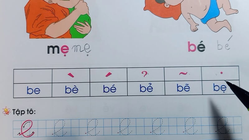 Hướng dẫn con tập viết đúng từ. (Ảnh: Youtube)