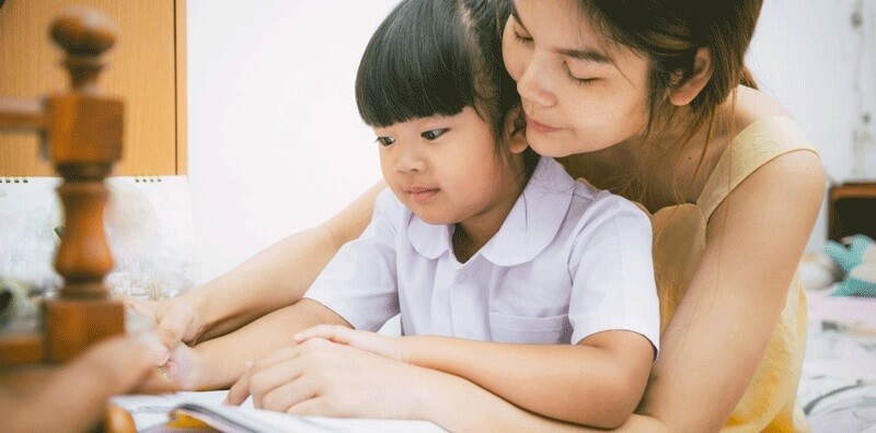 Chú ý lựa chọn sách học tiếng Việt nâng cao cho con. (Ảnh: Monkey)