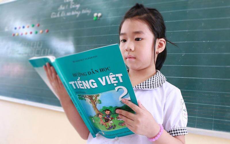 Bố mẹ cũng nên tìm hiểu về cuốn sách trước khi dạy bé học. (Ảnh: Sưu tầm internet)