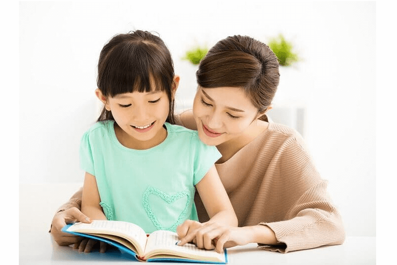 Bố mẹ nên tạo điều kiện giúp bé làm quen với tập đọc từ sớm. (Ảnh: Báo Gia Lai)