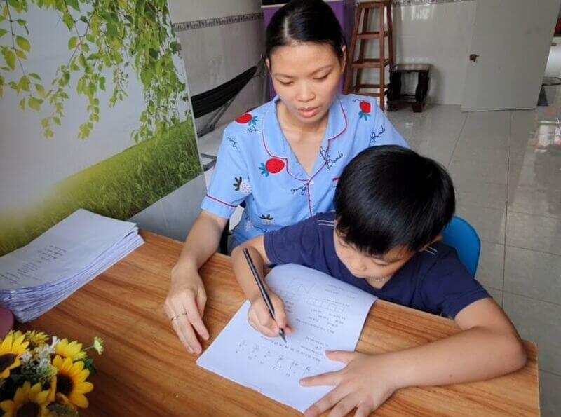 Cho con đọc, viết đoạn văn nhiều hơn. (Ảnh: Báo Cần Thơ)