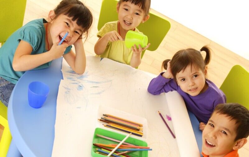 Tập cho con viết thư, viết truyện nhiều hơn. (Ảnh: Alokid)