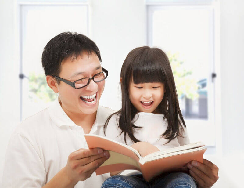 Hãy cùng trò chuyện với con nhiều hơn. (Ảnh: Sưu tầm internet)