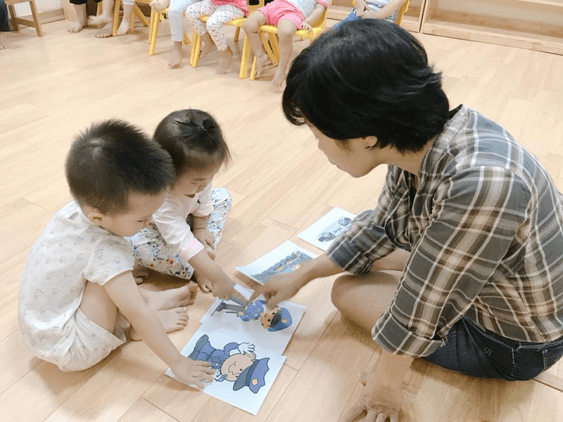 Khuyến khích con kể chuyện, làm văn nhiều hơn. (Ảnh: Sưu tầm internet)