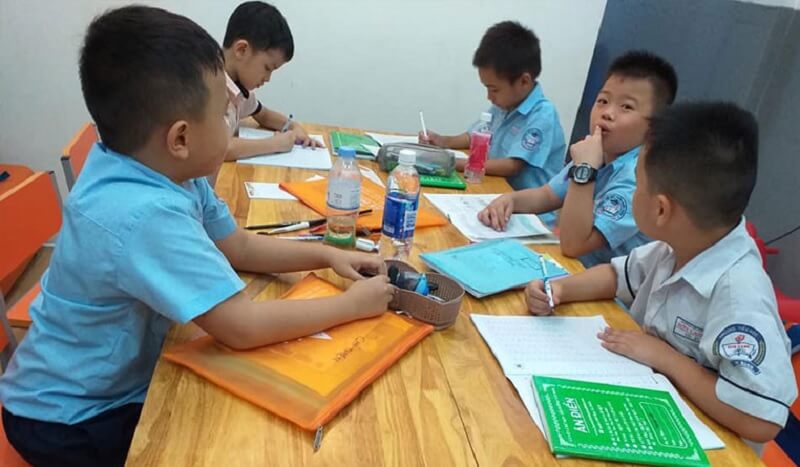 Cho bé sử dụng sách tham khảo một cách thông minh. (Ảnh: Sưu tầm internet)