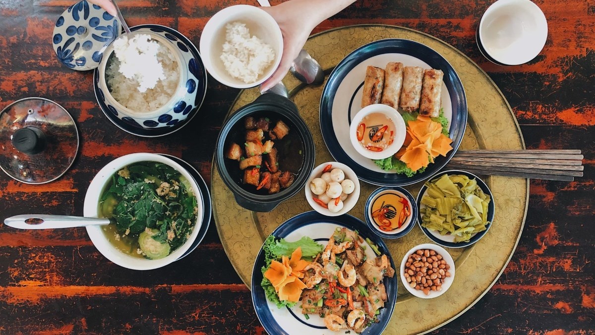 Mẹ nên kết hợp chế độ dinh dưỡng đầy đủ. (Ảnh: Sưu tầm Internet)