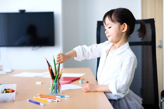 Trẻ nhỏ muốn tìm tòi và khám phá điều mới lạ. (Ảnh: Kênh Tuyển Sinh)