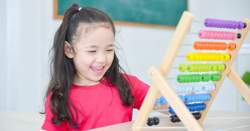 5 tuổi là giai đoạn nên cho bé học toán. (Ảnh: Monkey)