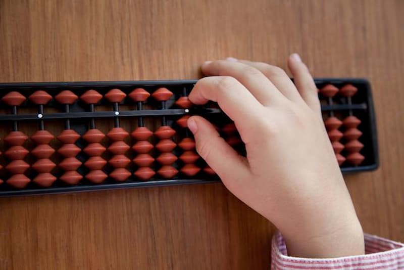 Sử dụng bàn tính abacus để giúp bé học toán IQ hiệu quả hơn. (Ảnh: Sưu tầm internet)