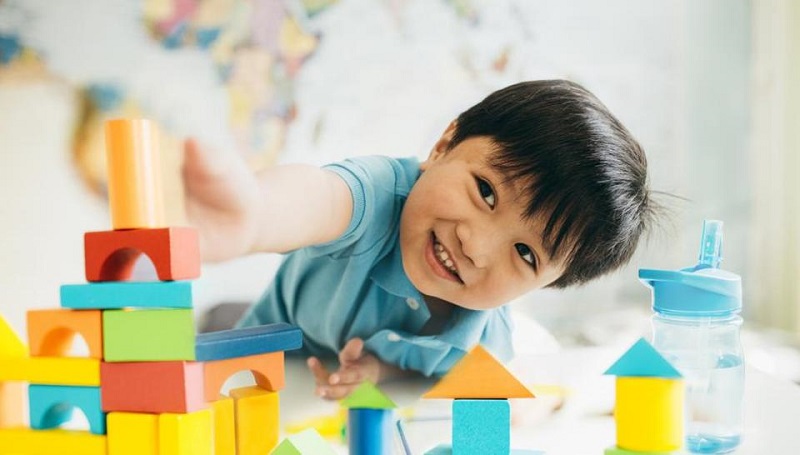 Dạy trẻ học Toán về so sánh độ dài. (Ảnh: Sưu tầm Internet)