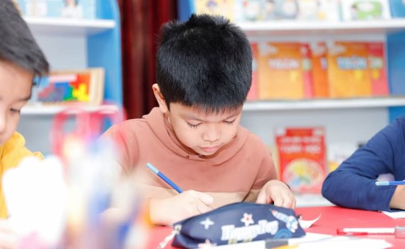 Để giúp bé học toán lớp 4 tốt hơn, phụ huynh nên trang bị kiến thức nền cho trẻ. (Ảnh: sưu tầm internet)