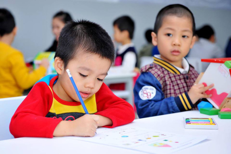 Hướng dẫn, chỉ bảo bé trình bày bài toán cẩn thận, mạch lạc. (Ảnh: Học Viện Toán Sơ Đồ)