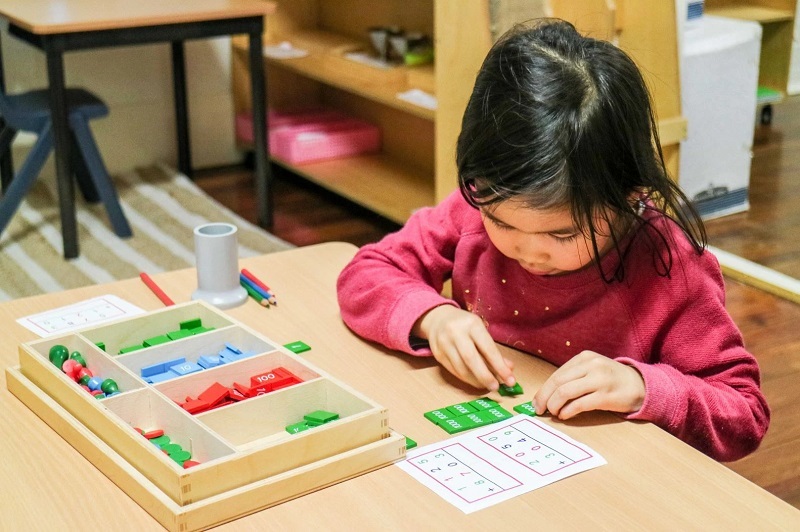 Luôn nhắc bé cẩn trọng và kiểm tra kỹ các bài toán mình đã làm. (Ảnh: aFamily)