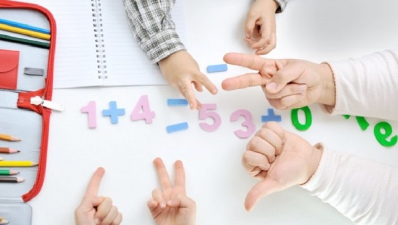 Hướng dẫn bé học toán so sánh. (Ảnh: Sưu tầm internet)